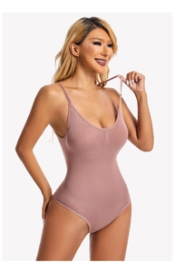 Details des rosafarbenen gerippten Shaper-Bodys mit nahtloser Textur und dünnen Trägern
