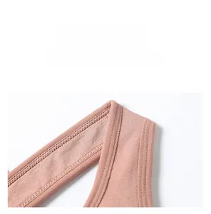 Gros plan détaillé du soutien-gorge de yoga rose montrant les coutures et la maille respirante