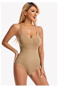 Detail des nahtlosen Bodysuits in Camel mit dünnen Trägern und stützender Rippstruktur