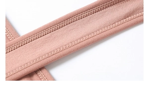 Gros plan des bretelles de soutien-gorge de sport rose avec coutures plates à double aiguille