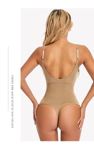 Detail der Cross-Back-Design am nahtlosen nudefarbenen Body mit verstellbaren Trägern