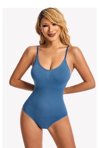 Detail eines blauen Body-Shapewear mit feinem elastischem Stoff und U-Ausschnitt-Design
