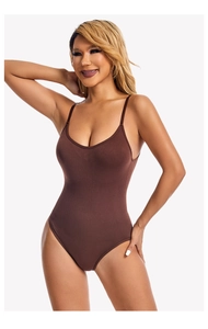 Detailaufnahme des braunen Shapewear-Bodysuits mit elastischem Stoff und U-Ausschnitt