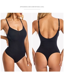 Details des schwarzen Bodysuits in Übergröße mit verstellbaren Trägern und Thong-Rücken