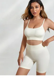 Detail van de geribbelde yogaset met verstelbare bandjes en uitneembare vullingen