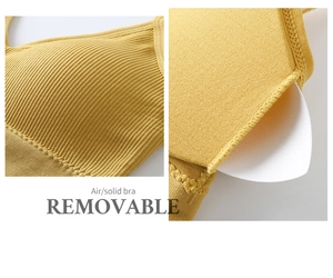 Détail du soutien-gorge en maille côtelée jaune montrant le rembourrage amovible