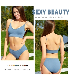 Vue détaillée d'un ensemble de lingerie côtelé bleu poudré avec bretelles réglables