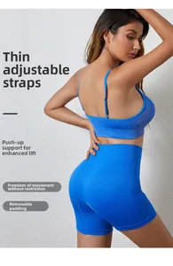 Detail van verstelbare bandjes en uitneembare pads op deze blauwe sportbeha en short
