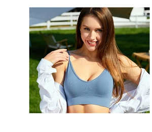 Détail de la brassière côtelée bleu clair avec bretelles fines et texture sans couture