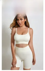 Detail van de geribbelde gebreide stof van de crème witte sportbeha en korte broek