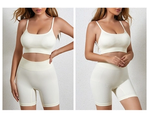 Detail van de ivoorkleurige geribbelde sportset met crop top en korte broek met hoge taille