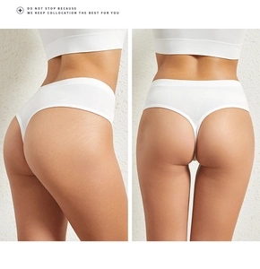 Detailansicht weißer nahtloser Baumwoll-Tanga mit elastischer Passform und Design
