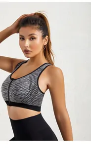 Détail du soutien-gorge de sport gris avec fermeture éclair frontale et bretelles larges