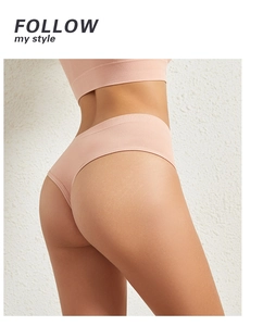 Detail eines nahtlosen hautfarbenen Thongs mit hoher Elastizität und modernem Design
