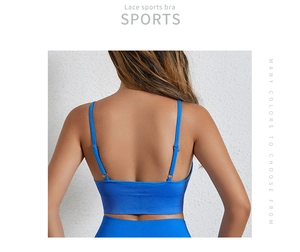 Detail van blauwe sport-bh met dunne dubbele bandjes en geribbelde textuur op rug