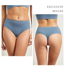 Detail von blauen nahtlosen Sport-Strings und Bralette-Set mit hoher Elastizität