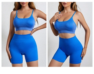 Detail van de geribbelde naadloze sport-bh en high-waisted fitness shorts in elektrisch blauw
