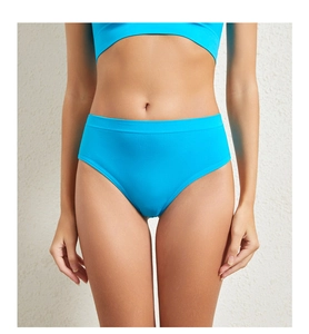 Detail eines hellblauen, nahtlosen Baumwoll-Tanga-Strings für Damen Fitness und Sport