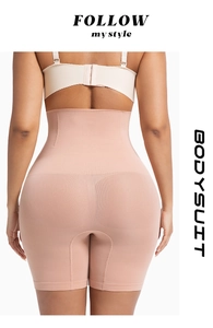 Détail de la gaine ventre plat chair montrant le tissu élastique sans couture de qualité