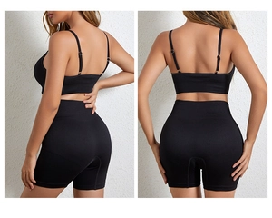 Detail van geribbelde zwarte sport-bh en korte broek met elastische textuur van de stof