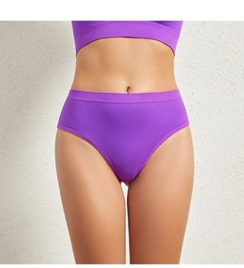 Detailansicht des lila nahtlosen High-Waist-T-Back-Slips aus Baumwolle am Modell