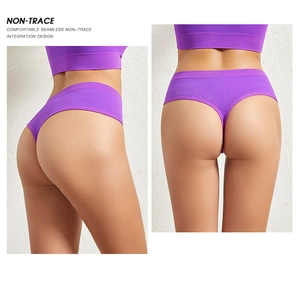 Detailansicht der lila nahtlosen Low-Rise-Thong mit hoher Elastizität und glatter Kante