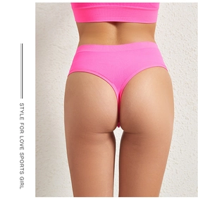 Rückansicht des neonpinken Sport-Strings mit hohem Beinausschnitt und Baumwollstoff