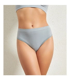 Detailansicht grauer nahtloser T-String aus Baumwolle für Sport und Fitness an Model