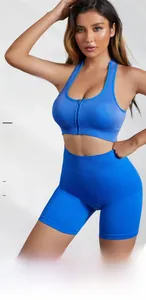 Dettaglio del tessuto a costine e della zip frontale del reggiseno sportivo blu
