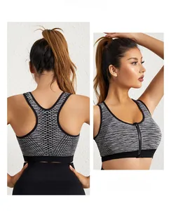 Vue détaillée du zip avant et du dos ajouré de la brassière de sport grise sans couture