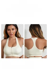 Dettaglio del reggiseno sportivo a coste con zip frontale e dorso a vogatore beige