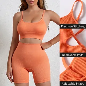Oranje geribbelde sportset met verstelbare sportbeha en korte broek met hoge tailleband