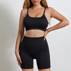 Zwarte naadloze geribbelde sportbeha en yogashorts set voor dames fitness en training