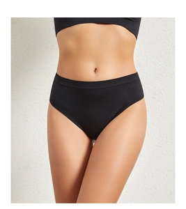 Frontansicht des schwarzen Low-Rise-Thongs mit breitem Bund und nahtlosem Stoffgewebe