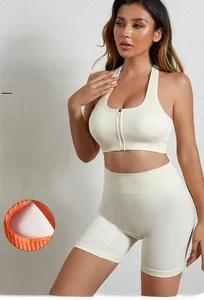 Dettaglio del reggiseno sportivo crema a coste con zip e spalline rimovibili