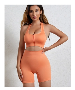 Dettaglio macro del reggiseno sportivo a coste arancione e set pantaloncini da yoga