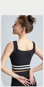 Detail eines schwarzen Sport-BHs mit U-Rücken und gestreiftem elastischem Stützband