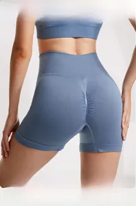 Vista posteriore dettagliata degli shorts yoga a vita alta con design arricciato sul retro