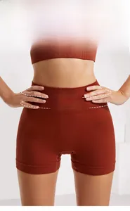 Dettaglio del controllo addominale 360 senza cuciture e tessuto elastico degli shorts