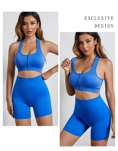 Dettaglio del set yoga a coste blu acceso con zip frontale e pantaloncini a vita alta