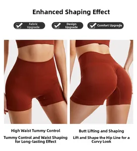 Dettaglio degli shorts da yoga a vita alta rosso ruggine con controllo pancia ed effetto push-up