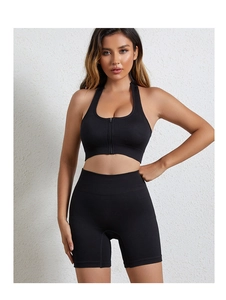 Dettaglio del reggiseno sportivo nero a coste con zip e pantaloncini yoga a vita alta
