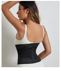 Detailansicht der atmungsaktiven schwarzen Miederhose mit Stützstäben für Damen