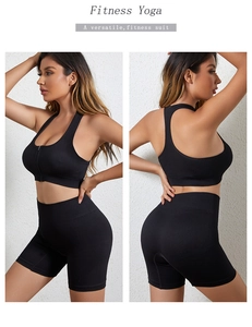 Dettaglio del set yoga nero a costine con reggiseno a zip e pantaloncini a vita alta