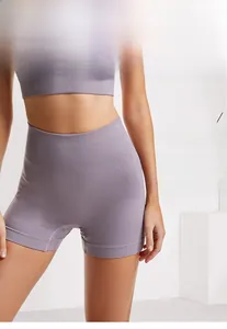 Dettaglio dei pantaloncini da yoga viola senza cuciture a vita alta con texture a costine