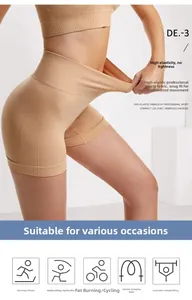Dettaglio del tessuto a costine elasticizzato degli shorts da yoga a vita alta color carne