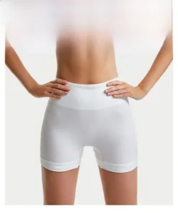 Dettaglio dei pantaloncini da yoga bianchi a vita alta senza cuciture con fascia a coste