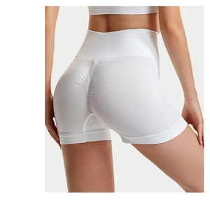 Dettaglio degli shorts da yoga bianchi a vita alta senza cuciture con effetto arricciato