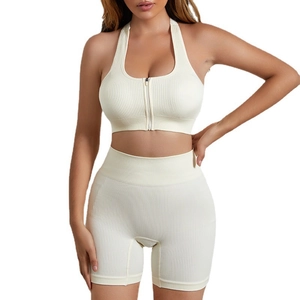 Set sportivo a coste con reggiseno con zip e pantaloncini a vita alta bianco crema