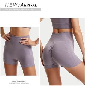 Dettaglio degli shorts da yoga viola a vita alta con effetto arricciato e trama a costine